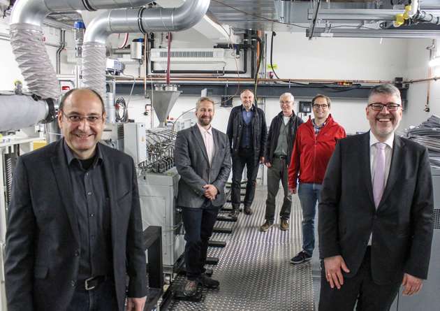 Freuen sich über das neue Labor an der Universität Paderborn (von links): Klaus Watermeier (Dezernat 5), Steffen Jesinghausen (Lehrstuhl für Partikelverfahrenstechnik), Manfred Gulde (BLB NRW), Ulrich Olfermann (Dezernat 5), Matthias Hopp (Lehrstuhl für Kunststofftechnik Paderborn) und Prof. Hans-Joachim Schmid (Inhaber des Lehrstuhls für Partikelverfahrenstechnik).