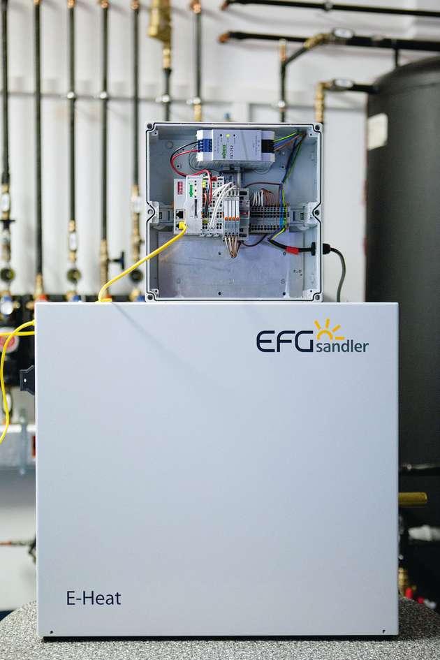  E-Heat: Der graue Kasten wandelt Strom, der gerade nicht benötigt wird, in Wärme um. Für die Kommunikation nutzt er Steuerungen von Wago.