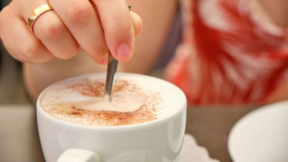 Der Capuccino-Effekt ist ein akustisches Phänomen, das nach dem Umrühren einer Tasse Capuccino auftritt.