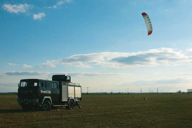 Enerkite: Drachen fliegen höher als die Flügel von Windrädern reichen und nutzen dort die höhere Windgeschwindigkeit.