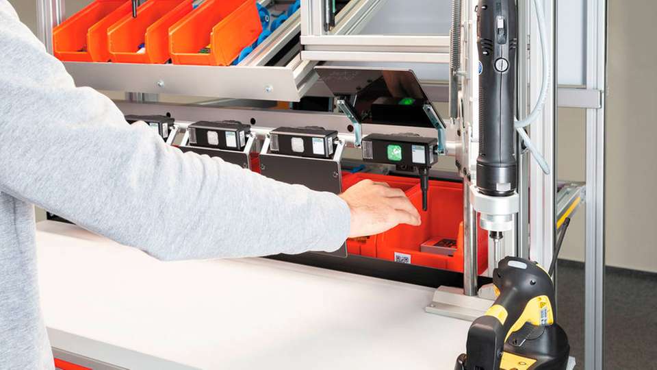 Assistenzsysteme wie Poka Yoke leiten den Werker anhand visueller Hinweise durch die Montage und dienen der Qualitätssicherung.