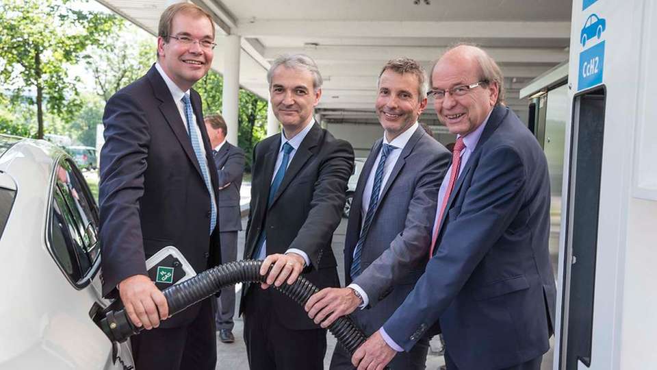 Wasserstoff-Zapfsäule mit Kryodruck- und 
700-bar-Tanktechnik eröffnet: (v.l.n.r.) Dr. Andreas Opfermann, Linde; Guillaume Larroque, Total Deutschland; Matthias Klietz, BMW Group; Dr. Veit Steinle, Bundesministerium für Verkehr und digitale Infrastruktur
