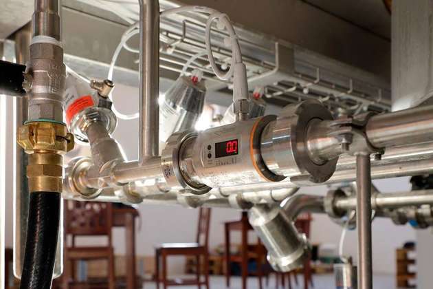 Der Durchlusssensor SM8100 überträgt per IO-Link neben der Durchflussmenge auch den Temperaturwert des durchströmenden Bieres.