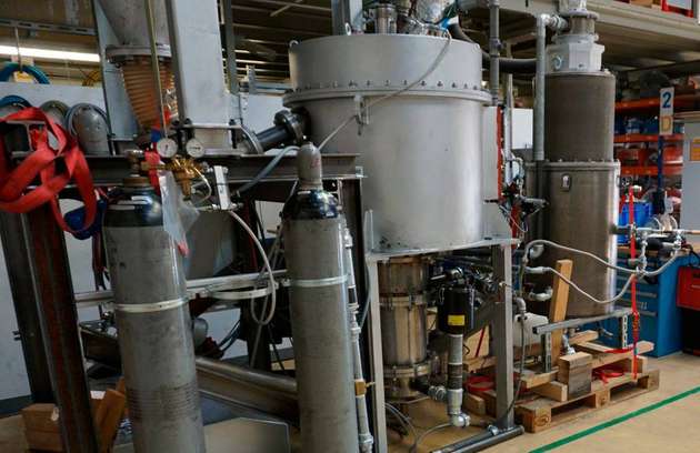 Prototyp des Holzvergasers: Das Verfahren nutzt zur Teer-Adsorption ausschließlich prozesseigene Aktivkohle und verzichtet daher vollständig auf zusätzliche Filter oder Gaswäscher.