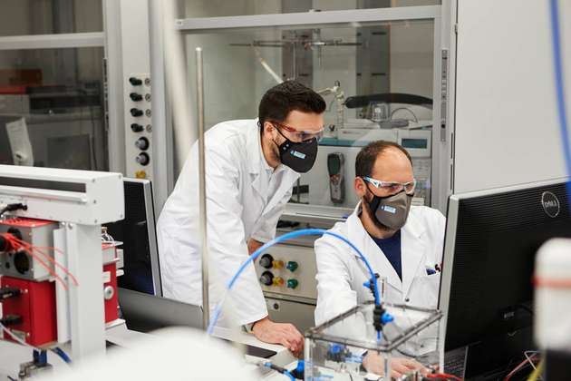 Der wissenschaftliche Assistent Nicolas Wernli (links) und ZHAW-Projektleiter Sebastian Opitz prüfen die Sicherheit der Maske.