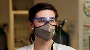 Die neuartige Maske deaktiviert Viren und Bakterien mithilfe einer für Menschen unbedenklichen Spannung.