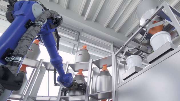 Mithilfe des Roboters kann eine variable Anzahl an Kleinstmengen bis 10 kg vollautomatisch dosiert werden.