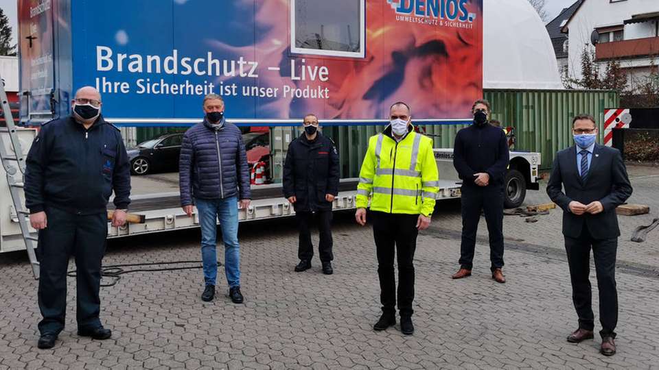 Bei der Übergabe des Brandsimulationscontainers an die Bad Oeynhausenener Feuerwehr (von links): Stefan Meier (Leiter der Feuerwehr), Stefan Tödtmann (Beigeordnete Bürgerdienste), Dennis Theiling (Hauptamtliche Wache), Horst Rose (CSO von Denios), Rainer Lange-Hitzbleck (Mitglied der Denios-Geschäftsleitung) und Lars Bökenkröger (Bürgermeister von Bad Oeynhausen)