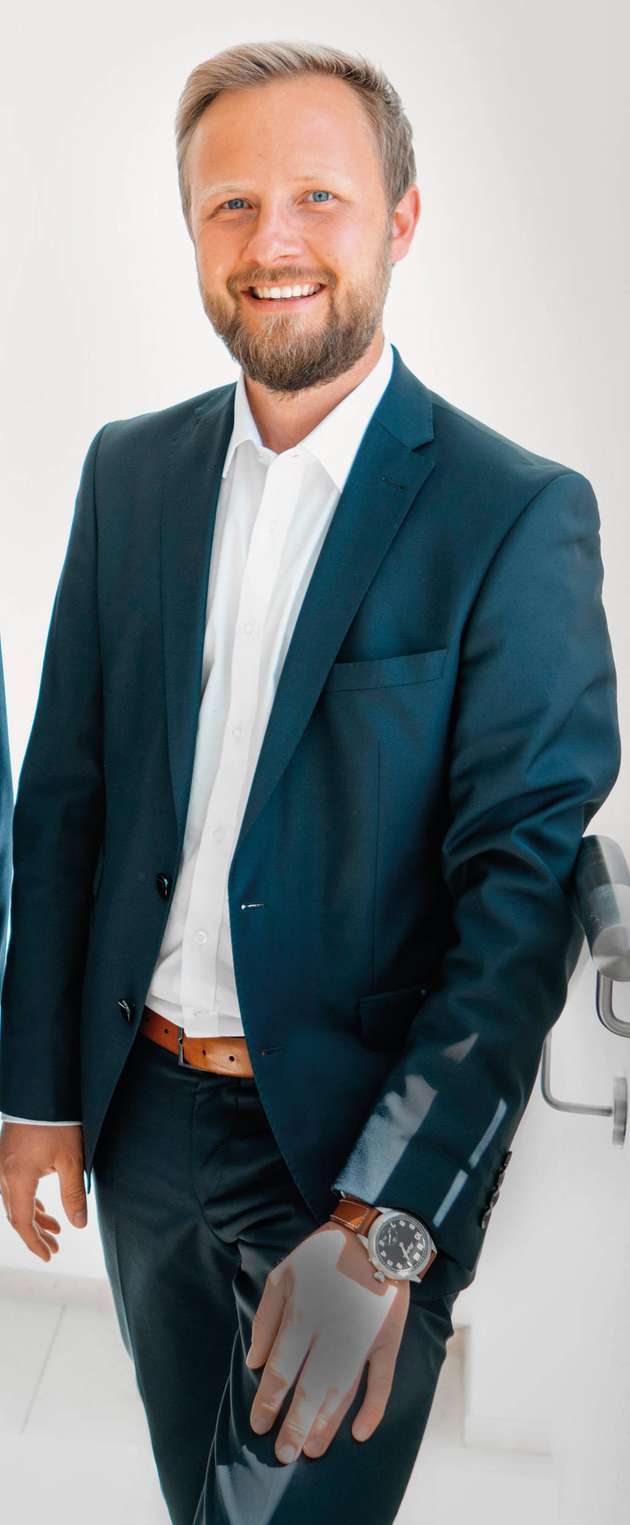 Dominik Bröllochs, Group Sustainability Manager, Optima: Bei Optima stehen nicht kurzfristige Lösungen auf der Basis von Trends im Fokus, sondern langfristige Verpackungslösungen mit Blick auf die gesamte Wertschöpfungskette und die Kreislaufwirtschaft. Wir entwickeln gemeinsam mit Kunden und Partnern ehrliche Verpackungen, die wirklich mehr Nachhaltigkeit bringen und dabei das Produkt schützen. Einige Materialien jedoch werden aus einem bestimmten Grund eingesetzt. Nur sie können das Produkt vor dem Verderb schützen. Ersetzt man diese Verpackungsmaterialien in großer Menge auf der Grundlage von Trends und nicht aus Gründen der Kreislaufwirtschaft, werden die Probleme lediglich auf ein anderes Material verlagert. Je nach Produkt und Markenziel sprechen wir von recyclingfähigen, kompostierbaren oder mehrfach verwendbaren Verpackungen. Auch die Maschine steht im Fokus: Effizienter Medieneinsatz, optimale Packmittelausnutzung, mehr Output auf geringerer Fläche und ein sinkender Energieverbrauch sind unabdingbar.