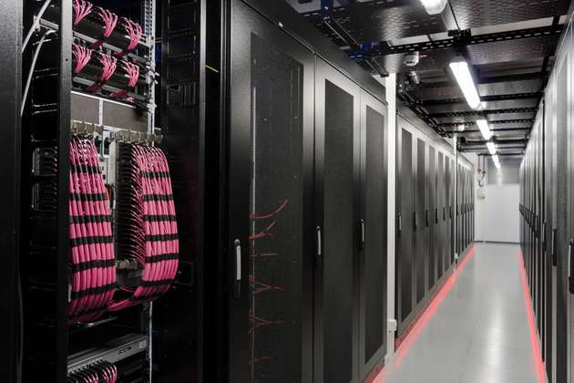 Für das steigende Datenaufkommen ist der Einsatz von Glasfaser-Datenkabeln im Datacenter zwingend.