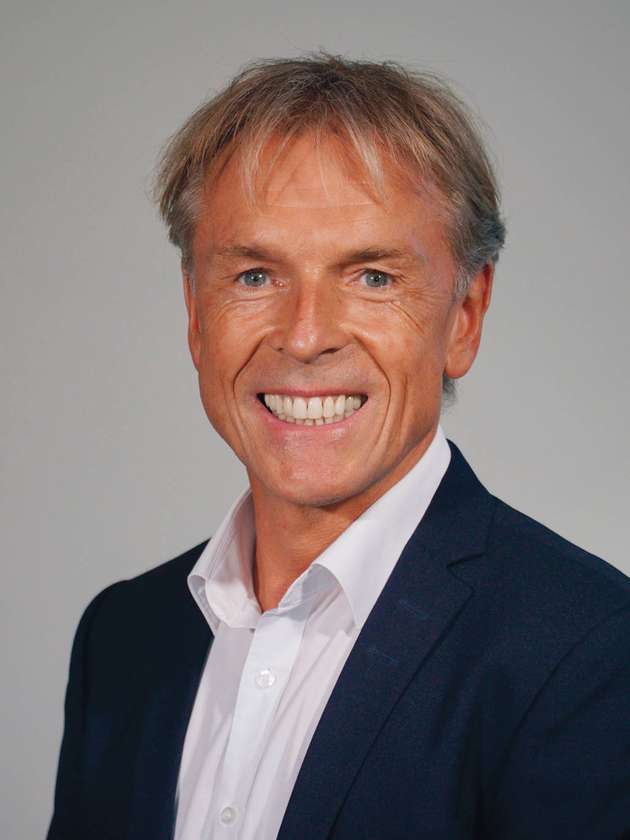 Matthias Knoppik, Regional Vice President Sales DACH, Arrow Electronics: Kunden erwarten von ihren Distributoren zunehmend vielfältige Gesamtlösungen. Insbesondere Engineering Services werden immer wichtiger, um die Herausforderungen der digitalen Transformation zu bewältigen, etwa im industriellen IoT-Umfeld. So nimmt beispielsweise der Anteil von Software im Gesamtdesign rapide zu. Themen wie Embedded-Software-Entwicklung, Sicherheit, App-Entwicklung und die Konnektivität mobiler Endgeräte sind aktuelle Anforderungen, für die Distributoren entsprechendes Know-how vorhalten müssen. Arrow hat diesen Trend bereits frühzeitig erkannt. Somit agieren wir schon heute – zusätzlich zu dem umfassenden Online-Angebot, das Einkäufer und Entwickler gleichermaßen anspricht – als Plattform mit einem breiten Ökosystem mit eigenen und externen Engineering-Dienstleistern, um die komplexen Anforderungen unserer Kunden zu erfüllen.