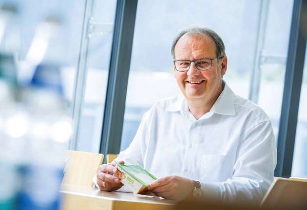 Volker Sassmannshausen, Senior Product Manager Thermoforming Packaging Systems, Gea: Der Verpackungsmarkt ist im Wandel: Verbraucher und Lebensmitteleinzelhändler fordern einen geringeren Kunststoffeinsatz. Die Lebensmittelindustrie muss sichere Verpackungen anbieten, die alle Hygiene- und Qualitätsanforderungen und gleichzeitig die gesetzlichen Regelungen erfüllen, den Kunststoffanteil bei Verpackungen deutlich zu reduzieren. Da wir uns bei der Weiterentwicklung unserer Maschinen stets an den Kundenbedürfnissen orientieren, liegt unser Fokus auf der Hand. Unsere Verpackungsmaschinen eignen sich daher für dünne Verpackungsfolien und Folien aus Monomaterialen. Die Tiefziehverpackungsmaschine Gea PowerPak Plus eignet sich für ganz unterschiedliche Verpackungslösungen. Diese Vielfalt wird jetzt durch eine noch nachhaltigere Verpackungsmöglichkeit aus einem formbaren Papierverbund mit speziellen Barriereeigenschaften ergänzt, die zu mehr als 80 Prozent aus Papier und einem geringen Restanteil Kunststoff besteht.