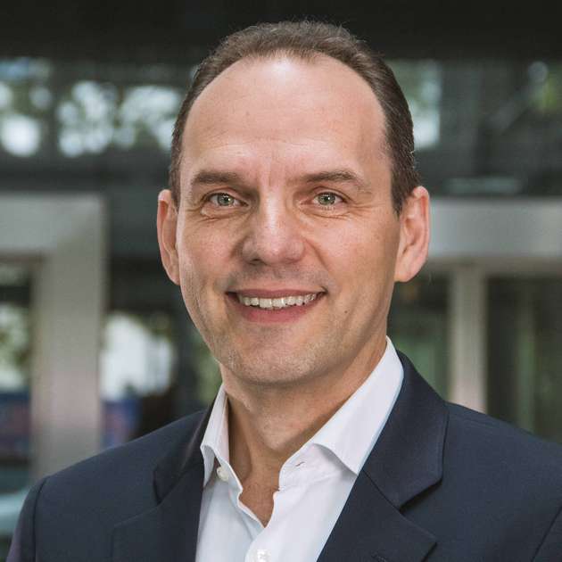 Ralf Bühler, CEO, Conrad Electronic: Um Kunden langfristig für sich zu gewinnen, muss das Gesamtpaket passen. Bei der Conrad Sourcing Platform heißt das, Beschaffung so einfach, schnell und umfassend wie möglich zu machen. Mit mehr als 6 Mio. Produktangeboten ermöglichen wir die Deckung des kompletten technischen Betriebsbedarfs auf einer Plattform. Neben effizienten Prozessen und Systemen setzen wir auf persönliche Beratung sowie kundenorientierte Services. Der Conrad Beschaffungsservice zum Beispiel übernimmt weltweit die zeitintensive Produktrecherche für unsere Kunden, sollten diese auf conrad.de mal nicht fündig werden. Im Bereich IoT unterstützt Conrad Connect mit seiner IoT-Plattform Unternehmen dabei, neue digitale Geschäftsmodelle für ihre Kunden zu entwickeln, indem sie die Leistungen per API-Schnittstelle in ihre eigene Anwendung integrieren oder als White-Label-Solution verwenden (PaaS).