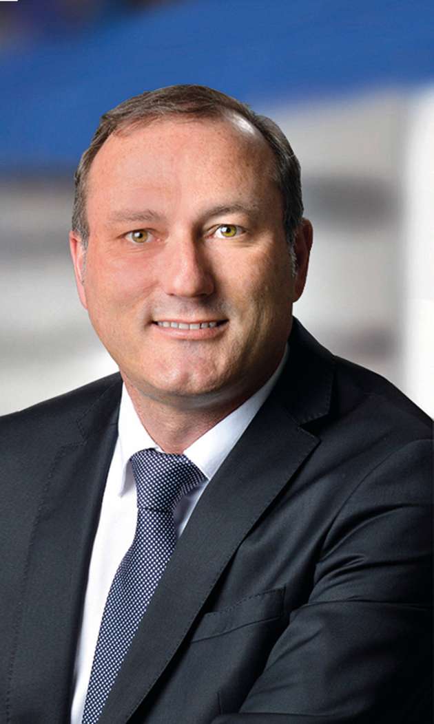 Markus Krieg, Managing Director Marketing, Rutronik Elektronische Bauelemente: Der Sinn für Innovation und Unternehmertum ist jetzt gefragter denn je, um Lücken zu schließen und neue Wege zu finden. Es gibt weniger Planungssicherheit, dafür sind vermehrt Flexibilität und Spontanität gefordert. Dabei setzt Rutronik auf verschiedene Aspekte, die alle ineinandergreifen: Mit Rutronik Analytics bieten wir ein Analyseverfahren as a Service, wodurch unsere Kunden Transparenz über den eigenen Markt und den ihrer Zielkunden erhalten – essentiell für fundierte und zukunftsorientierte Management-Entscheidungen. Dank der Regionalität unserer FAEs sind wir für Hersteller und Kunden quasi deren „verlängerter Arm“ und „externe Wissens-Datenbank“ gerade in ländlichere Gegenden. Unsere selbst entwickelten Komplettlösungen sind eine wirtschaftlich interessante Option, um die Time-to-Market nachhaltig zu optimieren. Wir ergänzen bereits vorhandenen Kompetenzen durch hochspezialisierte Partner, mit denen wir Synergien schaffen und diffizile Speziallösungen bieten können.