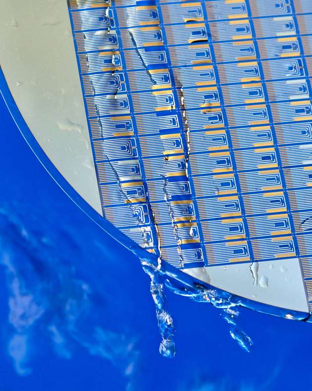 Für die Sensoren mussten die Forscher spezielle Glaswafer herstellen lassen.