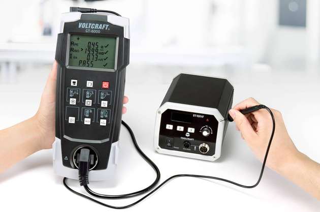 Mit dem portablen Gerätetester lassen sich elektrische Geräte entsprechend der Unfallverhütungsvorschrift DGUV V3 prüfen.