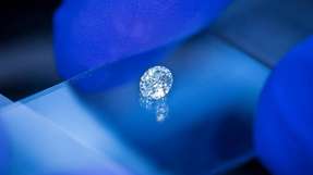 Mit künstlichen Nanodiamanten lassen sich Sensoren und etwa bildgebende Verfahren verbessern. Auch im neuen Zukunftscluster QSens werden solche künstlichen Diamanten eingesetzt.