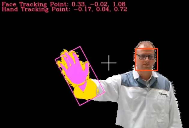 So sieht der Roboter einen Menschen: Ein Forscher des Fraunhofer IWU demonstriert die industrielle Gestensteuerung aus der Perspektive eines Roboters.