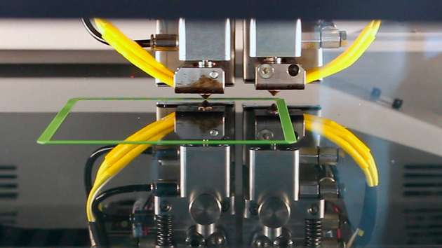 Ein 3D-Drucker fertigt einen Gegenstand aus recyceltem Kunststoff an.