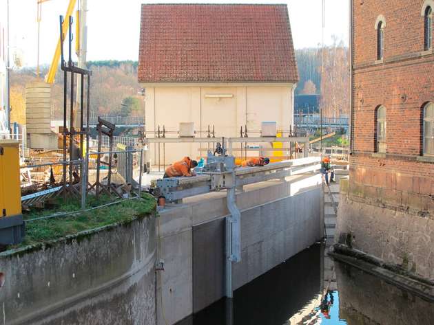 Ein Blick auf die Montage des Rechenreinigers zeigt die neuen engmaschigere Rechen und das Turbinenhaus.