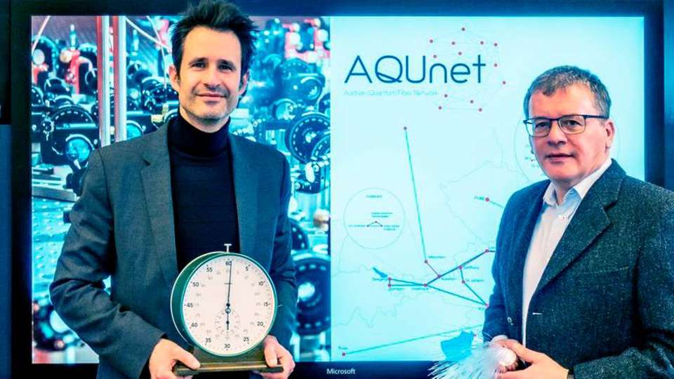 Thorsten Schumm (links) und Bernd Logar wollen im Projekt „AQUnet“ den Grundstein für das Quanteninternet der Zukunft legen.