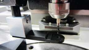 In rauen Umgebungen von zum Beispiel Werkzeugmaschinen detektiert der vollumspritzte induktive Sensor metallische Kleinteile im Ringinneren.