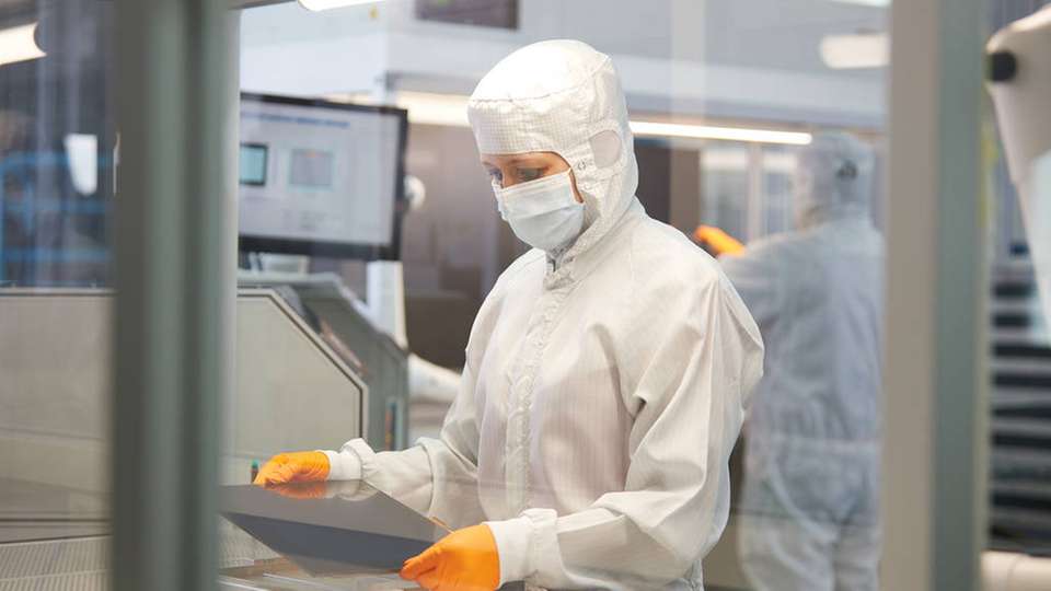 Reinraummontage von Display- und Touchpanel-Komponenten
