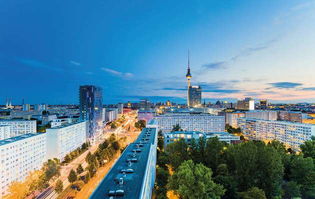 Berliner Skyline am Sommerabend – Stadtwerke verfügen schon heute über die technischen Mittel, Städte smart und nachhaltig zu machen.