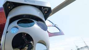 Die multisensorischen Inspektionsflüge werden mit einem Helikopter durchgeführt, der mit verschiedenen Sensor- und Kamerasystemen ausgerüstet ist.