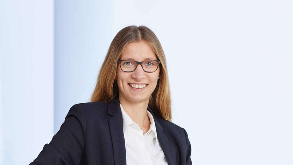 Angela Vogt, Produktmanagement Antriebstechnik bei Beckhoff, erläutert die Möglichkeiten der Linearmotoren der AL8000-Serie.