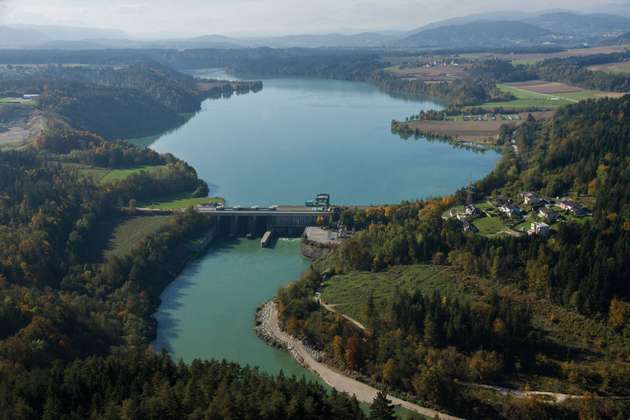 Das Laufwasserkraftwerk Edling erzeugt etwa 420.000 MWh Strom pro Jahr und beliefert die Liebensteiner Kartonagenwerke.