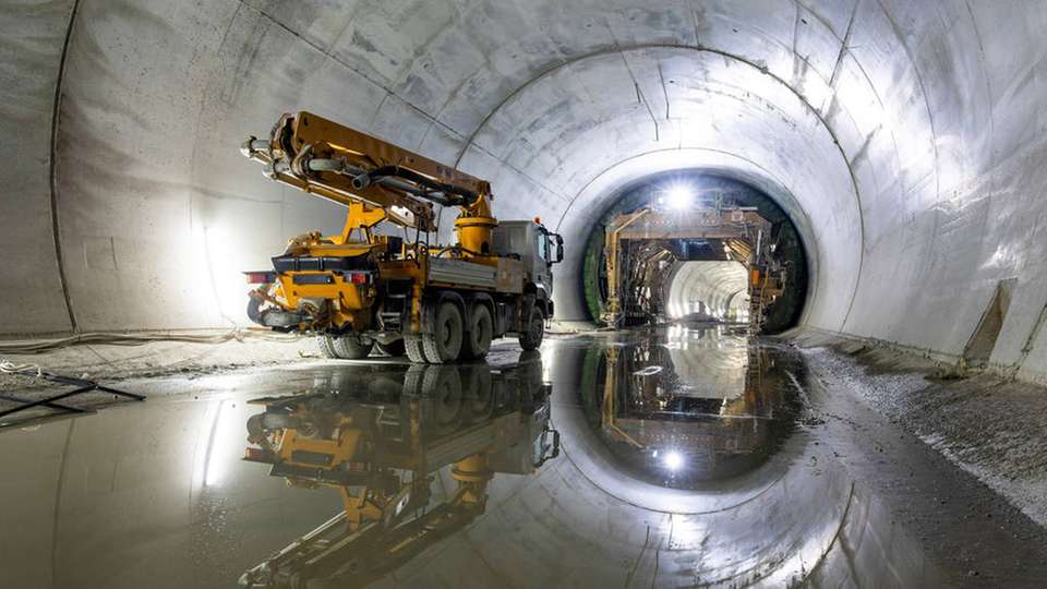 Das Drainagewasser des Brenner Basistunnels könnte Innsbrucker Stadtviertel zukünftig mit Energie versorgen. Ein Forschungsverbund unter der Leitung der TU Graz lotet die Möglichkeiten aus.