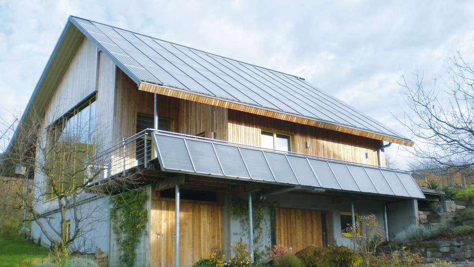 Tatsächlich autark zu beheizen: Das Haus mit 100 Prozent Solar­wärme-Abdeckung steht in Koppelrodeck. 