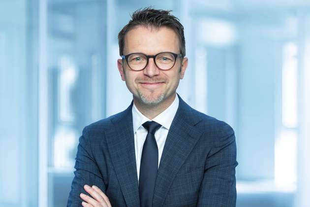 Franz Braun, Geschäftsführer von Bilfinger Digital Next und Chief Digital Officer von Bilfinger: Für kleinere und mittlere Unternehmen der Prozessindustrie ist die Digitalisierung eine Herausforderung, da sie über begrenzte Ressourcen verfügen. Der Schlüssel zum Erfolg liegt darin, die Digitalisierung Schritt für Schritt und immer mit einem klaren Mehrwert anzugehen. Darüber hinaus muss der notwendige Change-Prozess mitgedacht werden, denn Digitalisierung ist nicht nur Technologie, sondern auch Organisationsentwicklung. In Bezug auf die Datensicherheit und –zuverlässigkeit sehen wir großes Potenzial in Blockchain-Lösungen, die wir für bestimme Applikationen in unsere cloudbasierte Plattform BCAP (Bilfinger Connected Asset Performance) integriert haben. Die besondere Verschlüsselung der Daten per Blockchain erhöht die Vertrauenswürdigkeit und Zuverlässigkeit der ausgetauschten Daten.