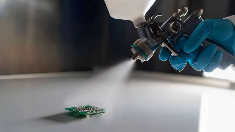 Ein Elektronikbauteil wird zur Verbesserung seiner Lebensdauer und funktionalen Sicherheit beschichtet.