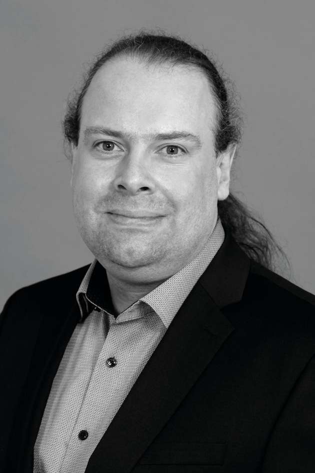 Tobias Ulrich, Leiter ICT Governance, Samson: Es sollte immer konkreten Problemstellungen nachgegangen werden. Im Unternehmen sollte bekannt sein, welche Daten zur Verfügung stehen, wie fehlende Daten generiert und wie die verschiedenen Datenquellen verknüpft werden können. Um sicherzustellen, dass diese Information nur die gewünschten Nutzer erreichen, ist es heute unerlässlich, die IT-Sicherheit von vornherein mit zu berücksichtigen. Sei es durch Segmentierung der Netze, Abschottung der Systeme oder Reduzierung der Protokolle. Der Einsatz eines Security-Incident-Event-Management-Systems in Kooperation mit einem starken IT-Security-Partner ist ein wesentlicher Baustein, um Risiken frühzeitig zu minimieren.