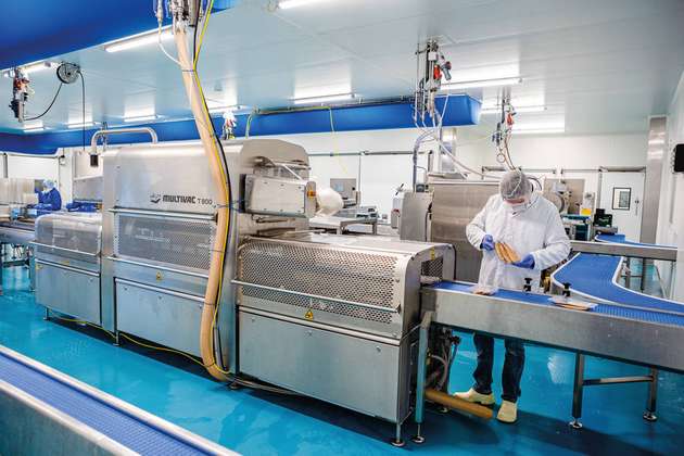 Der Hochleistungs-Traysealer T 800 ist für die Herstellung von MAP- und MultiFresh-Vakuum-Skinverpackungen in großen Chargen ausgelegt.