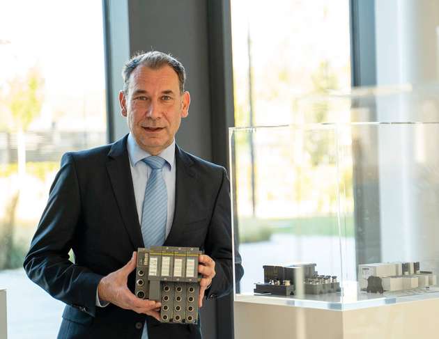 Olaf Ophoff, Leiter Geschäftsbereich Automation Systems, Turck: Eine intelligente Vernetzung ist die Basis für Mehrwerte in der Industrie 4.0. Dabei gilt es, die durch Vernetzung möglichen Gefahren zu identifizieren und möglichst effizient zu minimieren. Da kommt dezentrale Intelligenz ins Spiel, also die Fähigkeit von robusten IP67-Blockmodulen, logische Verknüpfungen auszuführen. Diese ermöglicht zum Beispiel die direkte Umsetzung einer Laufzeitmessung inklusive der Auswertung direkt im Feldbusmodul. So müssen nicht kontinuierlich Daten übermittelt werden, die auch Latenzen unterliegen, sondern nur bei einer Abweichung. Da die Daten dann nur sporadisch bei Bedarf übertragen werden, ist ein unerlaubter Zugriff deutlich erschwert. Fazit: Nicht alle Daten müssen von der OT- in die IT-Welt transportiert werden, sie sollten mittels dezentraler Intelligenz autark ausgewertet werden. Datensparsamkeit kann hier bereits in der Architektur ein hohes Maß an Sicherheit bringen. Vernetzte Maschinen erfordern ab einem gewissen Integrationsgrad in die IT-Welt Schutz der Ethernet-Infrastruktur. Da die standardisierten Industrial-Protokolle offen sein müssen, bieten sich dazu die Infrastrukturkomponenten an, die etwa eine Firewall mitbringen oder den Traffic kontinuierlich messen, um bei Unregelmäßigkeiten einen möglichen Angriff zu detektieren. Serurity by Design durch dezentrale Intelligenz ist also ein äußerst wirksamer Schritt zur Cybersecurity, die Turck mit seinen Lösungen unterstützt: So sind die Kapselung sensitiver Bereiche und die Absicherung mit Komponenten wie einer Firewall im gemanageten Ethernet-Switch TBEN ebenso möglich wie der Schutz durch eine Cloud-Lösung, die verschlüsselte, proprietäre Protokolle nutzt.