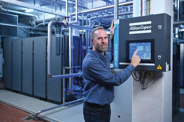 Wolfgang Menger, Energiemanager bei Coppenrath & Wiese in Mettingen, zeigt an der übergeordneten Kompressoren-Steuerung Optimzier 4.0, in welch engem Druckband die Druckluft erzeugt wird.