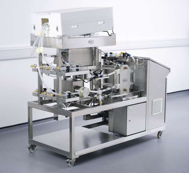 Eine vollautomatisierte Single-Use-Filtrationsanlage, die nach dem Cross-Flow-Prinzip arbeitet. 