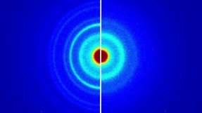 Ordnung versus Unordnung: Elektronen werden in der kristallinen Struktur einer Verbindung aus Germanium, Antimon und Tellur (GST) anders gebeugt als in der amorphen. Das Beugungsbild des Kristalls (links) lässt sich daher von demjenigen des amorphen Materials (rechts) gut unterscheiden. 