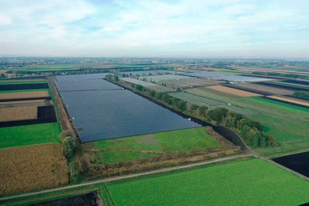 Der CO2-freie Strom wird unter anderen in einem 60 Fußballfelder großen Teil eines Solarparks in der Nähe von Ingolstadt erzeugt.