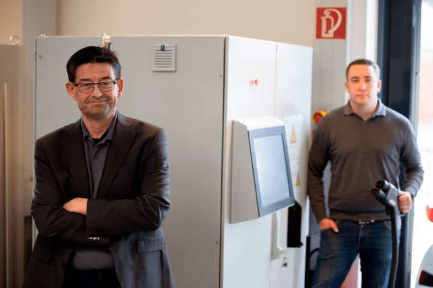 Prof. Roland Tiedemann (links) und Clemens Kerssen präsentieren den Prototypen FE-Alpha.