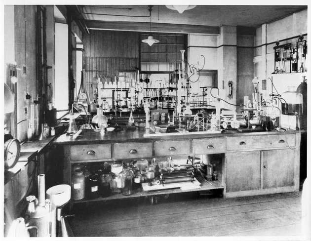 Einblick ins Uhde-Labor in Dortmund-Bövinghausen, circa 1928