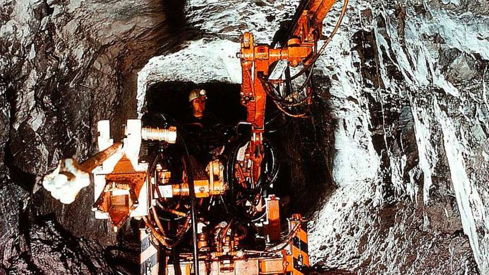 Abbau von Zinnerz, 1980: In der Zinngrube Ehrenfriedersdorf geht ein Pilotprojekt an den Start, das die verschmutzten Abwässer aus Bergwerken wieder brauchbar machen soll.