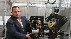 Alexander Mühlens ist Leiter der Automatisierungstechnik bei Igus in Köln. Igus entwickelt und produziert motion plastics. Die Produkte aus schmierfreien Hochleistungskunststoffen verbessern die Technik und senken Kosten überall dort, wo sich etwas bewegt.

