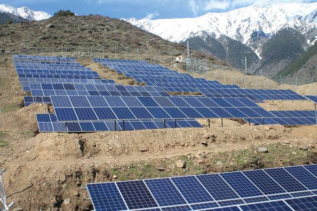 Zusätzlich zu einer Wasserkraftturbine bezieht das afghanische Dorf seinen Strom aus dem 200 kW starken Solarfeld.