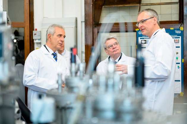 Prof. Dr. Karl Leo (rechts) präsentiert dem ehemaligen Bundespräsidenten Joachim Gauck (Mitte) und dem ehemaligen sächsischen Ministerpräsidenten Stanislaw Tillich seine Forschung.