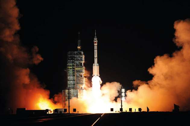 Beim Raketenstart sind Steckverbinder extremen Belastungen ausgesetzt.