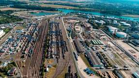 Blick auf das Kombiverkehrsterminal von BASF in Ludwigshafen: Hier setzte der Chemiekonzern ein neues Transportsystem für seine Salzsäure-Tanks um.